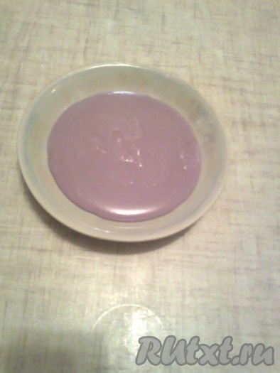 Украшения из желатиновой мастики  можно приготовить заранее и хранить в холодильнике.

Для приготовления украшений 1 чайную ложку желатина (3 грамма) залить 1 столовой ложкой с верхом холодной воды, дать набухнуть 15 минут. Набухший желатин растопить в микроволновке в течение 1 минуты при 450 Вт или на водяной бане. При необходимости процедить. Влить желатин в 2/3 сахарной пудры, перемешать массу. Добавить сок черники, сок лимона, масло сливочное. Еще раз нагреть в микроволновке 1 минуту при 450 Вт или на водяной бане. Дать остыть.