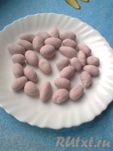 Сразу завернуть в пищевую пленку и хранить в ней (очень быстро сохнет). Формируем украшения. Отщипываем кусочек. Делаем шарик и придаем ему форму фасоли. Наши украшения в виде яиц готовы.