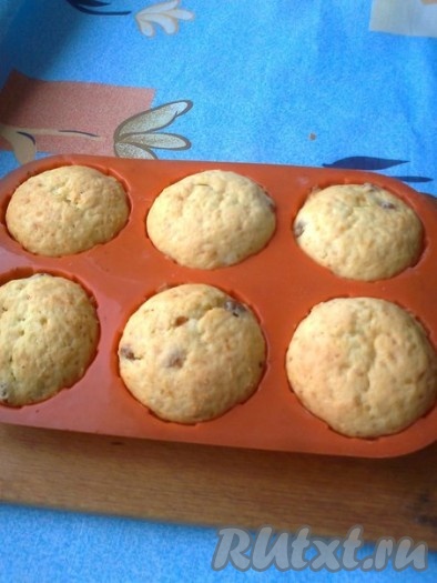 Выпекать в разогретой духовке при 180 градусах 30 минут. Проверить готовность деревянной шпажкой. Получилось 12 кексов.