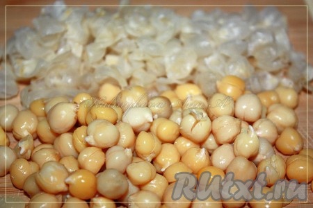 Отварить нут и очистить от пленок.
