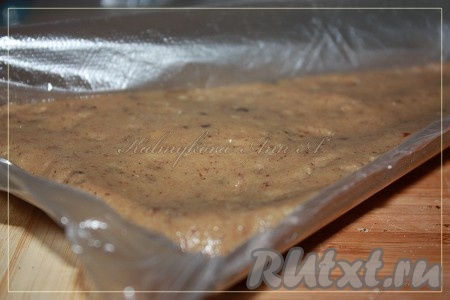 Произвольно, как пожелаете, сформировать полученную массу (я делала пласт на пищевой пленке) и убрать в морозилку минимум на час.
