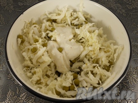 Заправить салат майонезом, если нужно, то подсолить по вкусу, перемешать.