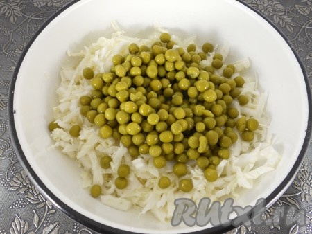 Яйца отварить вкрутую (варим 9-10 минут с момента начала кипения воды). Пекинскую капусту промыть водой, дать лишней воде стечь. Капусту нарезать тонкой соломкой, переложить в миску, затем чуть посолить и немного помять руками. Остудить, очистить яйца и нарезать на небольшие кубики. Добавить нарезанные яйца и консервированный горошек к пекинской капусте.