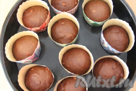 Тесто поднимется. Поставить противень с формами в разогретую духовку и выпекать при 180 градусах до готовности. Ориентируйтесь по своей духовке и объёму форм. Большие шоколадные куличи с вишней выпекать, примерно, 35-40 минут, маленькие - 20-25 минут. Готовность проверить сухой зубочисткой.
