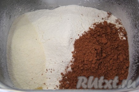 Далее всыпать просеянную муку, манку, соль и какао. Включить режим "Замес теста" (у меня эта программа занимает 1 час 30 минут). Если замес производить руками, тогда в глубокую миску влить запузырившуюся молочно-дрожжевую смесь, добавить желтки, растопленное масло, мёд, сметану, сахар и соль, слегка перемешать, затем всыпать муку, какао, манку. Замесить мягкое, слегка липнущее тесто. В конце замеса добавить вишню. Оставить тесто в миске, прикрыв полотенцем, на 1,5 часа в тепле, шоколадное тесто за это время хорошо поднимется и увеличится в объёме в несколько раз.
