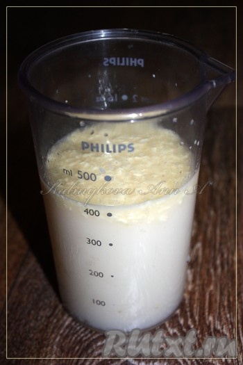 В теплую (температура 36-38 градусов) воду добавить сливочное масло комнатной температуры и яйцо, перемешать.
