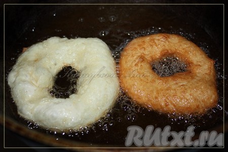 Нагреть хорошо масло в казане (или удобной для вас посуде), брать по одной заготовке пальцами, по середине проделывать дырку в пышке, растягивать ее в диаметре примерно до 6-7 см и отправлять в горячее масло (если помещается 2-3 пышки, то делайте столько, я по 2 жарила, процесс достаточно быстрый). Готовые пышки откинуть на бумажное полотенце.