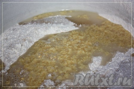 Соединить воду с мукой, замесить тесто.
