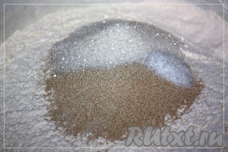 Приготовить безопарное тесто слабой консистенции. Очень прошу, не поддайтесь искушению подсыпать еще чуточку муки! Потеряете воздушность и пористость пончика! Просеять муку, добавить соль, сахар, дрожжи, перемешать.