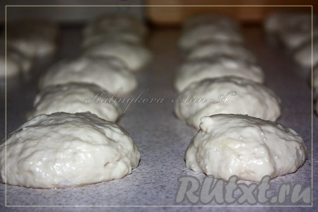 Отщипывать кусочки с грецкий орех, чуток умять (не перебарщивать).
