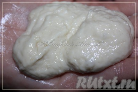 Рабочую поверхность смазать растительным маслом и руки тоже, чтобы тесто ни к чему не прилипало. Никакой муки больше! Тесто достаточно мягкое и свисающее под собственным весом.
