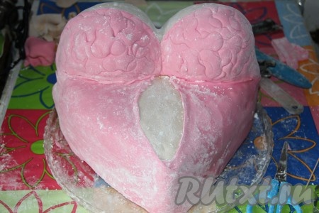 Затем раскатываем мастику для корсета. Покрываем непокрытые части торта, делая слегка нахлест на бежевую мастику.