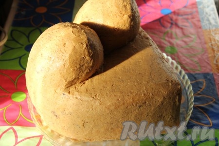 Полученный пропитавшийся торт выравниваем с помощью масляного крема под мастику. 