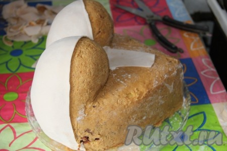 Когда торт готов к украшению делаем мастику нескольких цветов. У меня была мастика бежевого, красного и белого цвета. Я делаю мастику по этому рецепту: "Сахарная мастика из маршмеллоу". Из бежевой мастики вырезаем перед для бюста и покрытие в зоне, где будет наше декольте. 