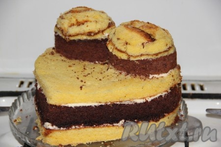 Испечем торт по любимому рецепту, сформируем вот такую конструкцию в виде женского бюста, как на фото, и оставим торт на ночь. Торт должен пропитаться и как следует усесть.
