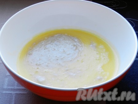 В сливочную массу добавить дрожжи.
