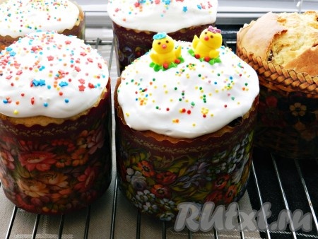 Нанести глазурь на куличи, украсить по своему вкусу. 