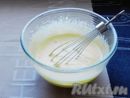 Взбить желтки с оставшимся сахаром, ванильным сахаром и алкоголем.