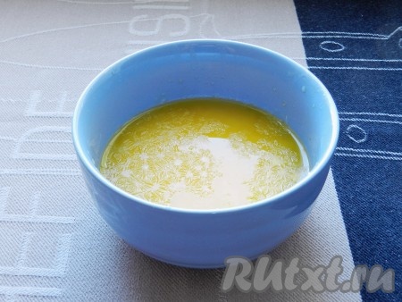 Сливочное масло растопить и остудить.