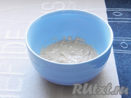 Дрожжи залить 2 столовыми ложками теплой воды, перемешать и оставить на 10 минут.
