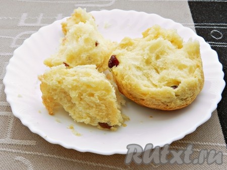 Один кулич из остатков теста я выпекала в обычной чашке и его сразу съели. На разломе видно, какой пышный и мягкий получился кулич внутри.