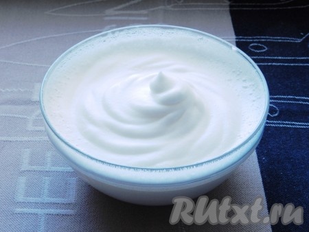 4 белка взбить в плотную массу.
