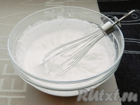 Пока куличи остывают, приготовить белковую глазурь. Для этого охлажденный белок взбить в пышную пену, не прекращая взбивать, всыпать сахарную пудру, добавить лимонный сок и взбивать белок до устойчивых пиков. Если этого количества глазури будет недостаточно для испеченных куличей, сделайте еще одну порцию. Белки для приготовления глазури обязательно должны быть хорошо охлажденными.