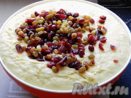 Добавить в тесто промытые и просушенные ягоды, снова все хорошо вымесить.