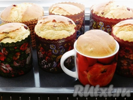 Поставить противень в разогретую до 180 градусов духовку и выпекать куличи на сливках в течение 35-45 минут (в зависимости от объема форм). Готовность куличей проверить деревянной шпажкой. Готовые куличи переставить с противня на решетку и остудить.