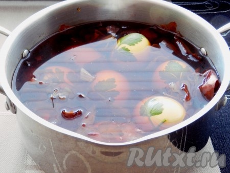 В  отвар луковой шелухи комнатной температуры выложить яйца и поставить варить. После закипания варить яйца 8 минут.