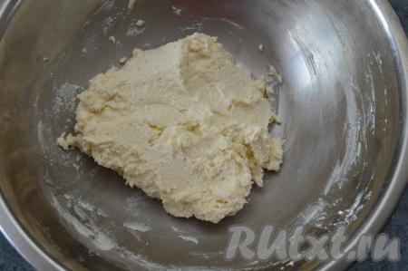 Творог соединить с яйцом и сахаром перемешать. Постепенно начать добавлять в творожно-яичную смесь муку, каждый раз тщательно перемешивая. Как только творожная масса станет слегка липнущей к рукам, значит больше муку добавлять не нужно.