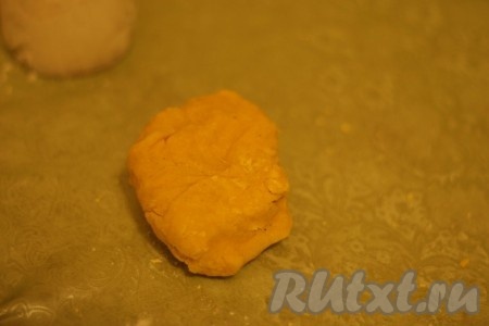 Тщательно перемешать.&nbsp; Постепенно ввести муку. Замесить эластичное тесто для тарталеток.
