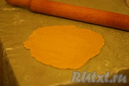 Тонко раскатать.
