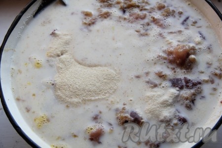 Добавить к нашей массе молоко, манку, соль, перец и специи. Можно добавить специи для курицы или, как делает моя знакомая, добавить приправу "10 овощей".
