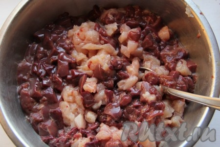 Куриную печень и половину куриного филе нарезать мелкими кубиками.