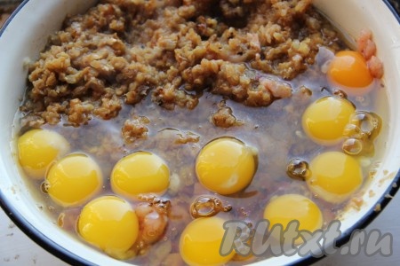 К мясу добавить яйца и перекрученный на мясорубке жареный лук.
