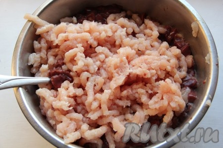 Остальное куриное филе пропустить через мясорубку и смешать с порезанным мясом.
