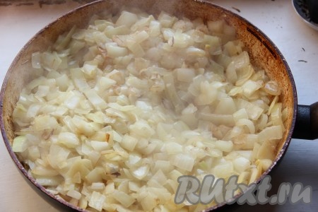 Лук измельчить и обжарить на сковороде с добавлением растительного масла до золотистого цвета.
