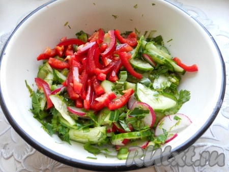 Также добавить порезанный соломкой болгарский сладкий перец.