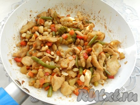 Все перемешать, подержать на огне еще 3-4 минуты.