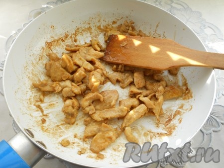 Обжаривать куриное мясо на среднем огне, помешивая, минут 5.
