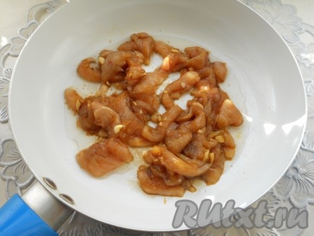 Готовые овощи выложить в миску, а в сковороду влить оставшееся растительное масло, прогреть его и добавить куриное филе вместе с соевым соусом.