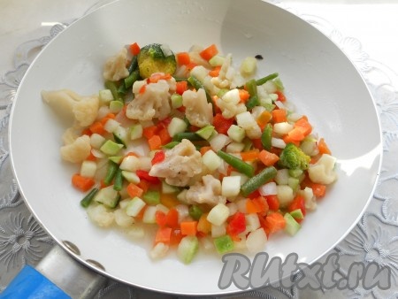 В сковороду влить 1 столовую ложку растительного масла, выложить замороженные овощи, немного посолить. Добавить воду или бульон и тушить овощи на медленном огне до выпаривания жидкости (минут 10).
