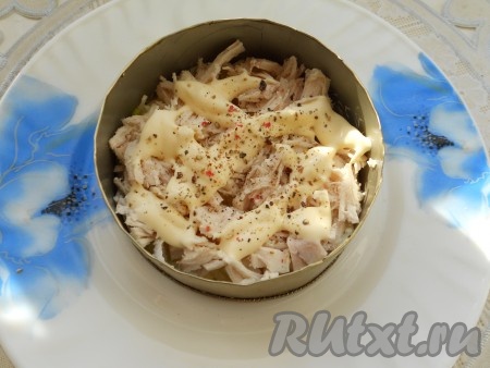 На плоскую тарелку выкладывать салат слоями с помощью кулинарного кольца или обрезанной консервной банки. Первый слой - лук с майонезом, второй - куриное мясо, порванное руками на волокна. Сверху часть майонеза, поперчить.
