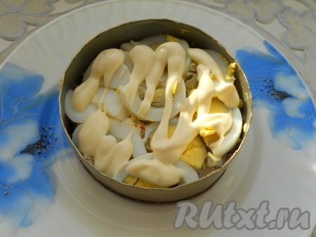Следующий слой - яйца, порезанные полукружочками + майонез.