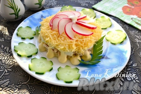 Салат с куриной грудкой, яйцом и сыром