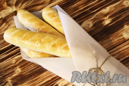  Аппетитные, вкусные французские багеты, приготовленные в домашних условиях по этому рецепту, станут прекрасной альтернативой покупной выпечке. Благодаря тому, что тесто замешивается на молоке, багеты получаются хрустящими снаружи и нежными, воздушными внутри. 