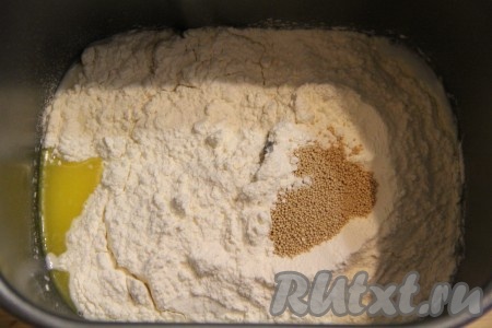 Затем всыпать муку, дрожжи и соль. Выставить режим "Замес теста", в моей хлебопечке замес теста занимает 1 час 30 минут. В процессе замеса теста в хлебопечке следите за формированием колобка. Если он будет сильно липнуть к стенкам - добавьте немного муки, если же будет слишком плотным - добавьте 0,5-1,5 столовых ложек тёплого молока. Для того чтобы замесить тесто вручную, нужно в глубокую миску влить тёплое молоко (температура молока должна быть ориентировочно 38-40 градусов), добавить растопленное не горячее сливочное масло и дрожжи, тщательно перемешать. Затем всыпать часть муки и соль, вначале перемешивать тесто ложкой. Постепенно добавляя оставшуюся муку и тщательно вмешивая её, замесить мягкое, не липнущее к рукам тесто. Оставить тесто в миске, накрыв его полотенцем, в тёплом месте на 1,5 часа (до увеличения в объёме в 2-3 раза).