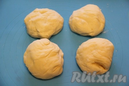 Затем разделить тесто на 4 части. Размер багетов можете выбрать сами. Я решила сделать мини-багеты.