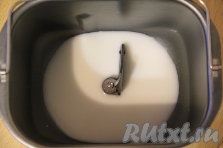 Тесто для французского багета можно замесить и в хлебопечке, и вручную. Я расскажу как это сделать в обоих случаях. Для того чтобы замесить тесто в хлебопечке, нужно в ведёрко хлебопечки влить тёплое молоко (температура молока должна быть ориентировочно 38-40 градусов) и растопленное не горячее сливочное масло.